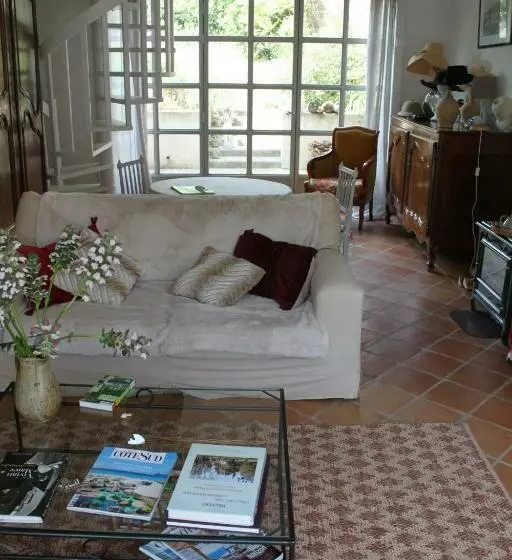 تختخواب و صبحانه Domaine De Manteau Bleu