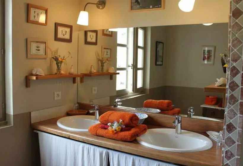 تختخواب و صبحانه Domaine De Manteau Bleu