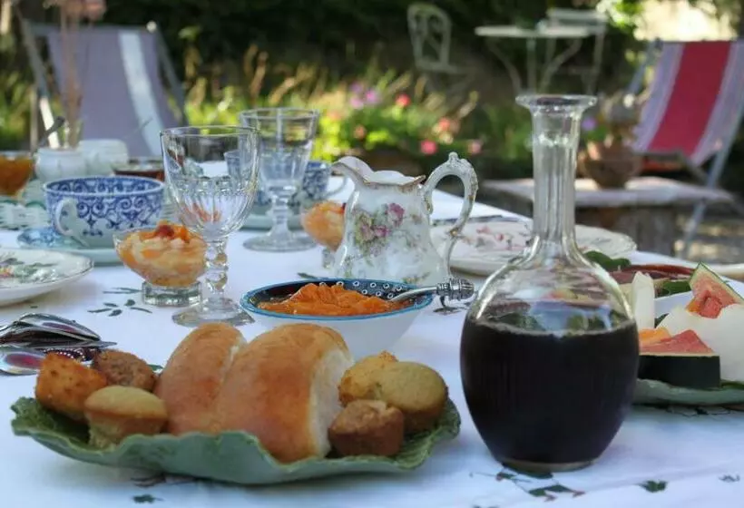 تختخواب و صبحانه Domaine De Manteau Bleu