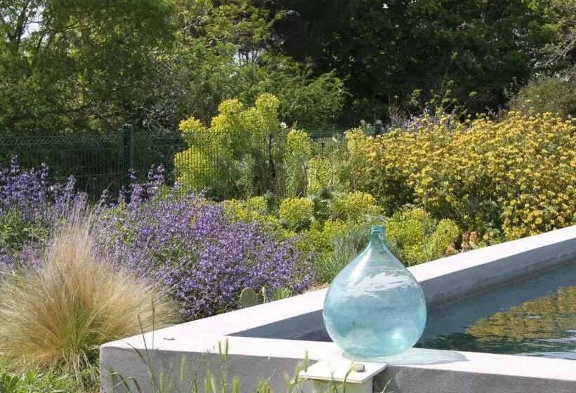 تختخواب و صبحانه Domaine De Manteau Bleu