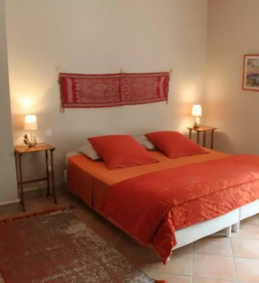 تختخواب و صبحانه Domaine De Manteau Bleu