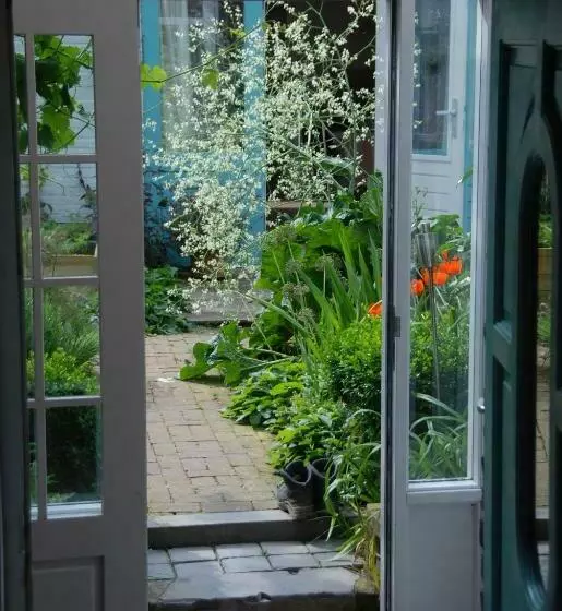 Majatalo Staying With The Artist