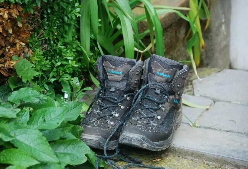 Majatalo Staying With The Artist