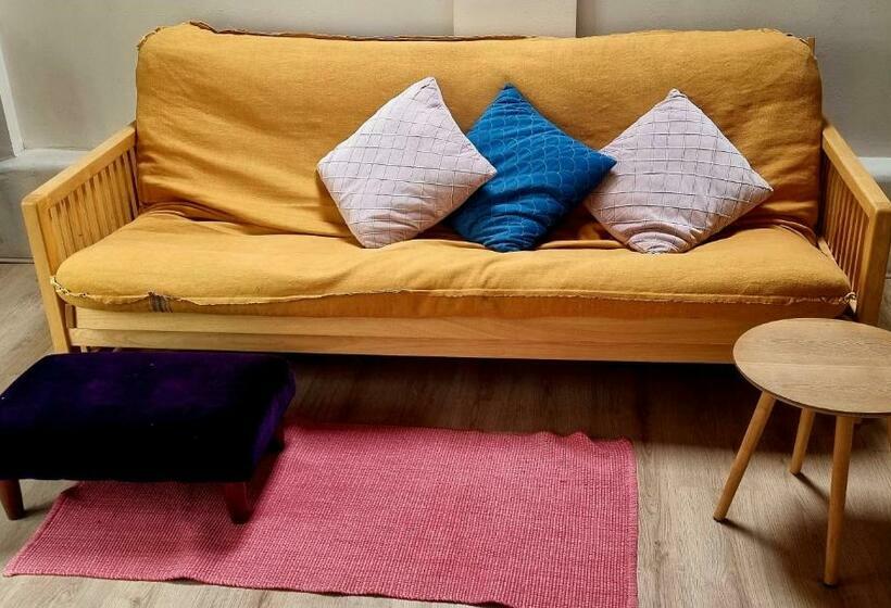 פנסיון Staying With The Artist