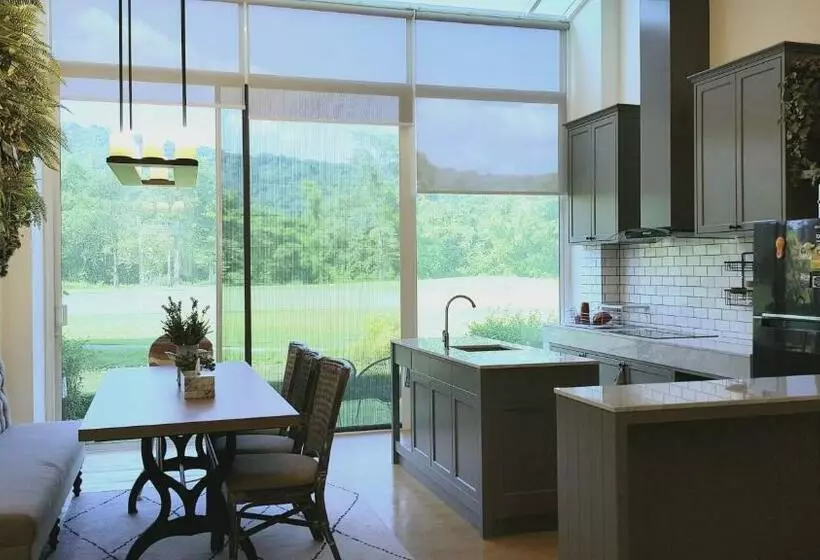 リゾートホテル The Midst@ Royal Hills Nakornayok