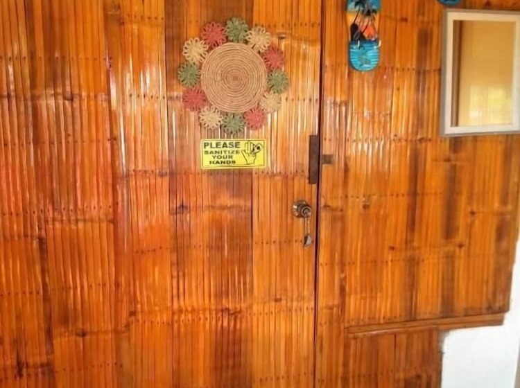 הוסטל Titanic S Nipa Hut