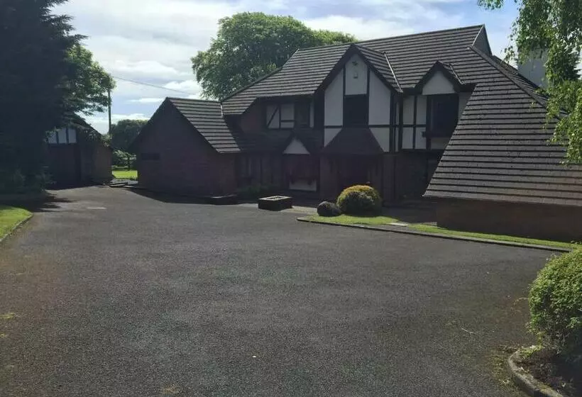 Majatalo Tudor Lodge Guest Accommodation