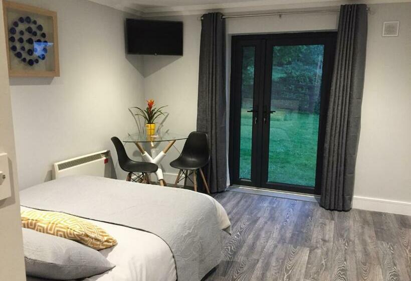 פנסיון Tudor Lodge Guest Accommodation