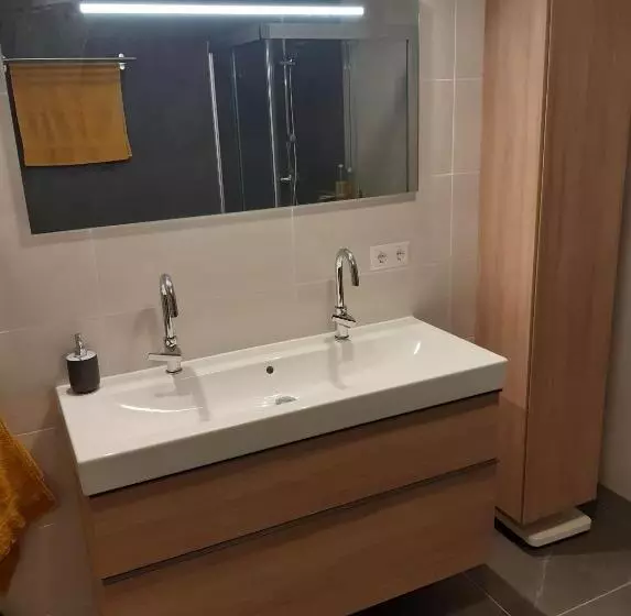 Aamiaismajoitus (B&B) Quiet Spacious Room