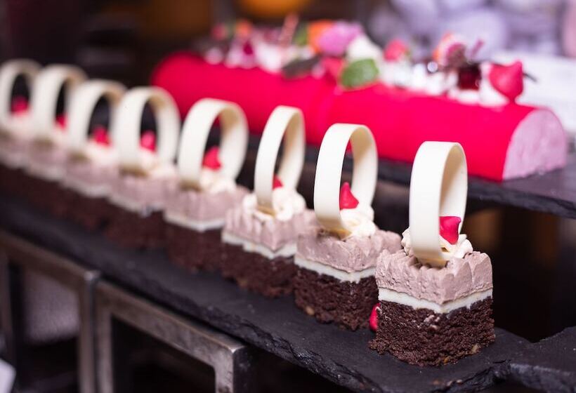 Four Points By Sheraton Hotel And Serviced Apartments Pune