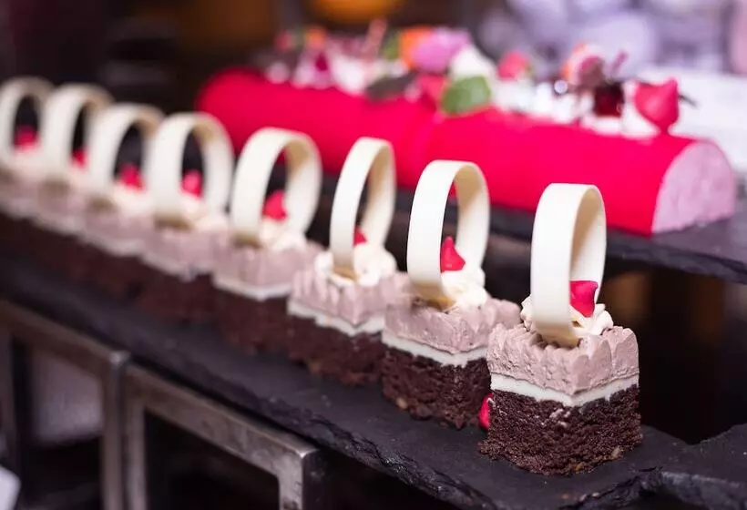 Four Points By Sheraton Hotel And Serviced Apartments Pune