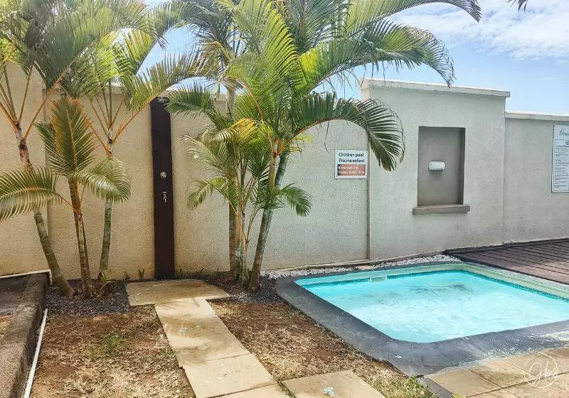 هتل Grand Baie Suites