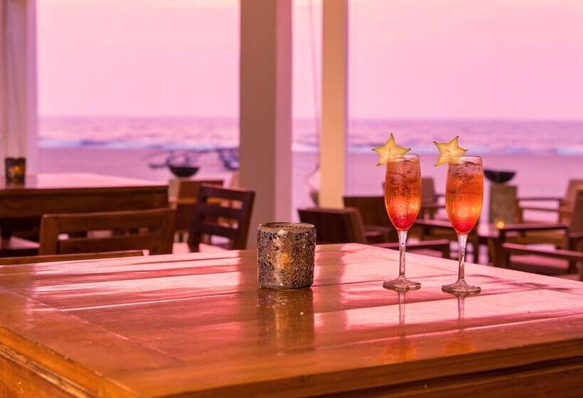 Отель Jetwing Sea