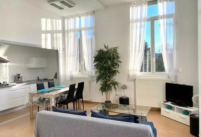 Aamiaismajoitus (B&B) Demeure Des Dentelles