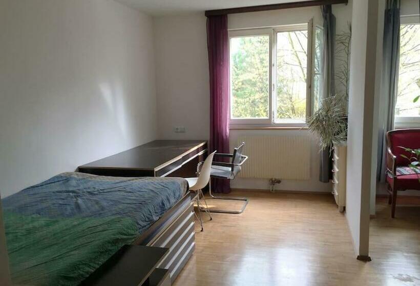 住宿加早餐  Room In Maisonette With Garden, Parking Place