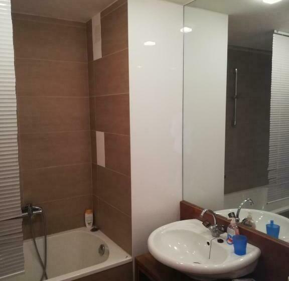 住宿加早餐  Room In Maisonette With Garden, Parking Place