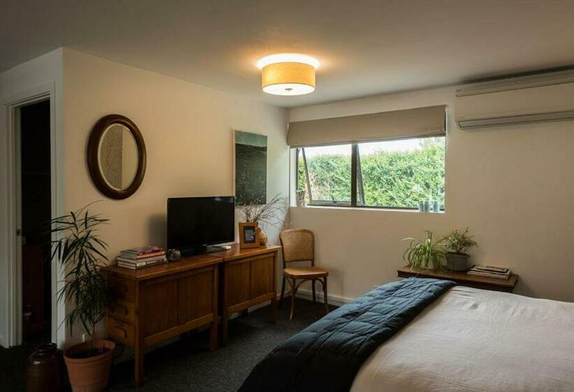 Mount Thomas Road B&b