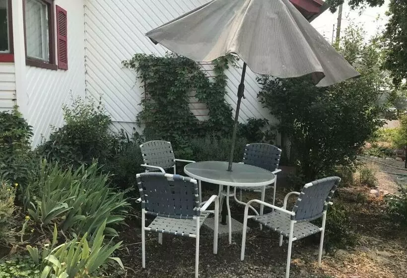 ペンション Center Street Cottage