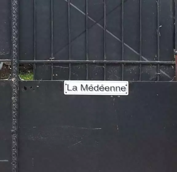 Aamiaismajoitus (B&B) La Médéenne