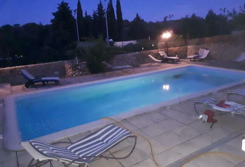 مبيت وإفطار La Médéenne