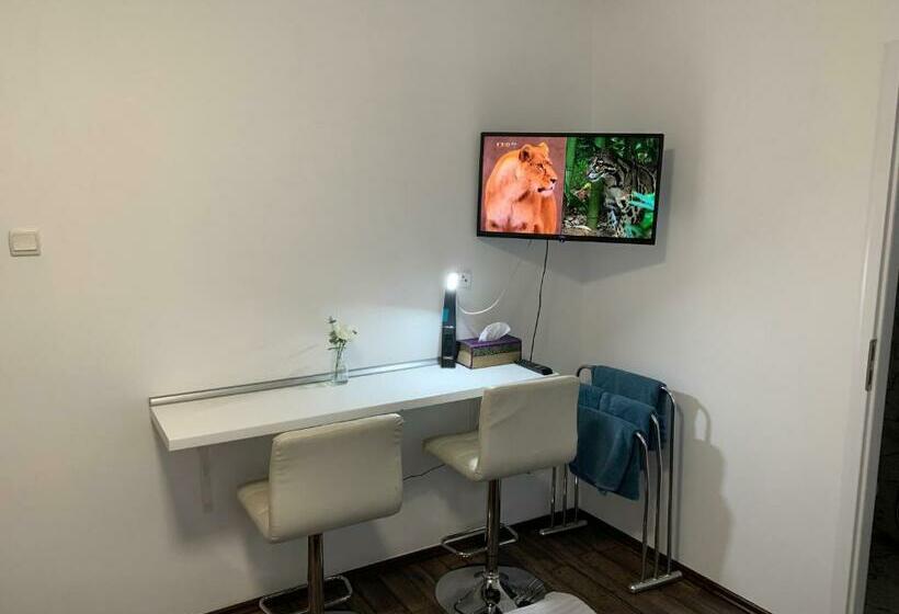 הוסטל Pension Milada