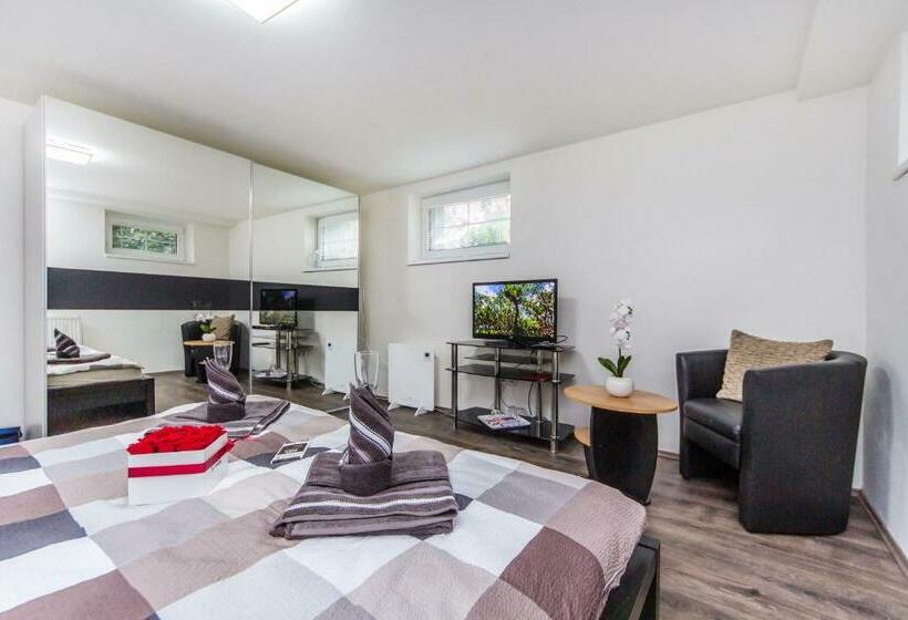 הוסטל Pension Milada