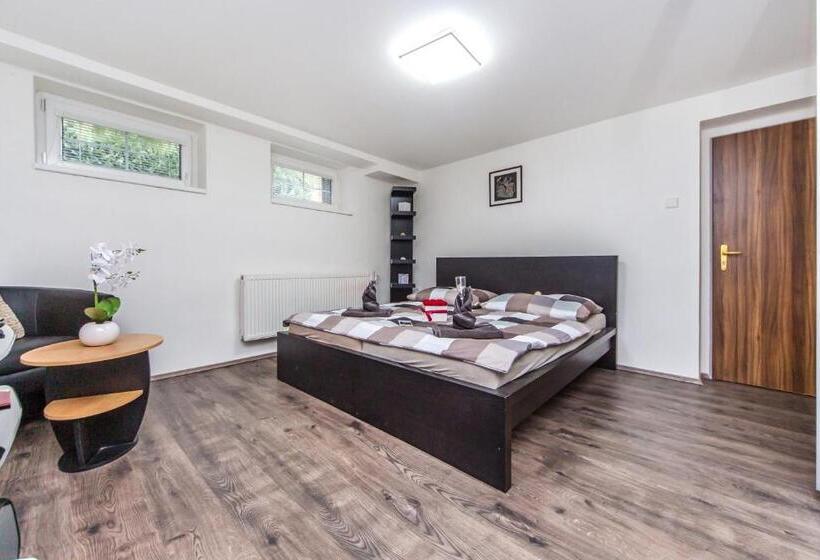 הוסטל Pension Milada