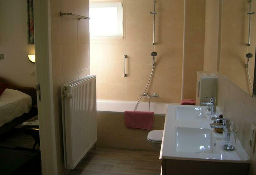 تختخواب و صبحانه Liry S Home