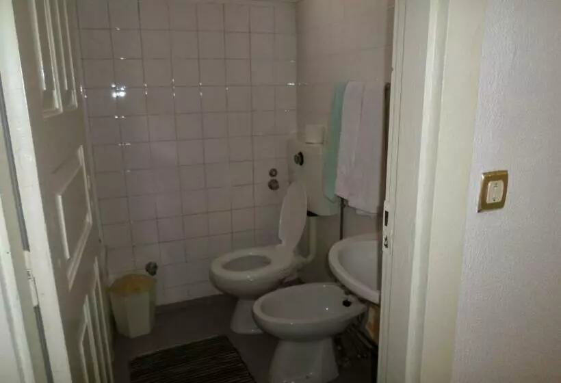 ペンション Rustico & Singelo   Hotelaria E Restauração, Lda