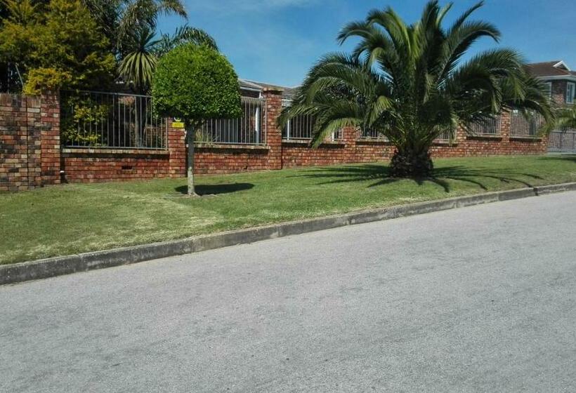 פנסיון Humewood Home Stay