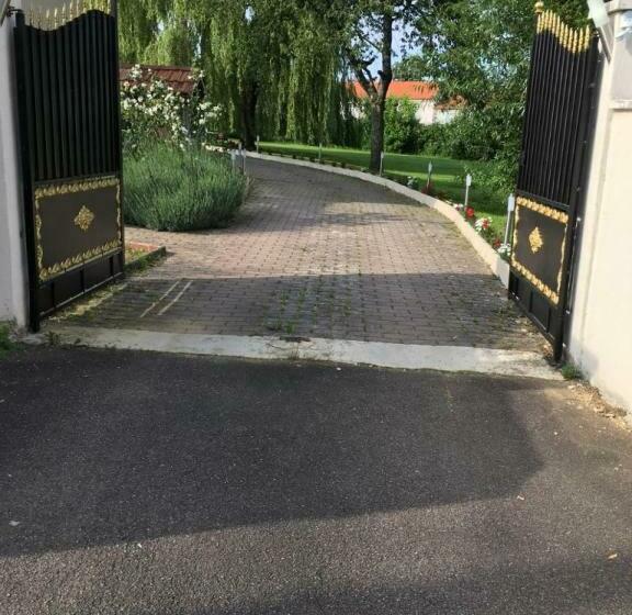 Пансион Bienvenue Chez Zina