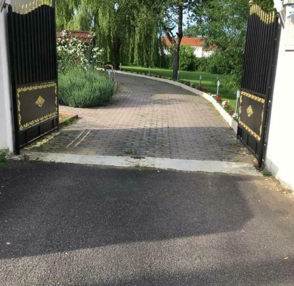 Пансион Bienvenue Chez Zina