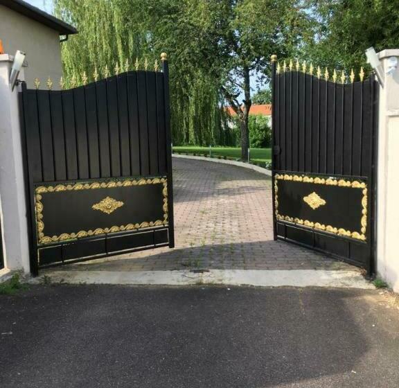 Пансион Bienvenue Chez Zina