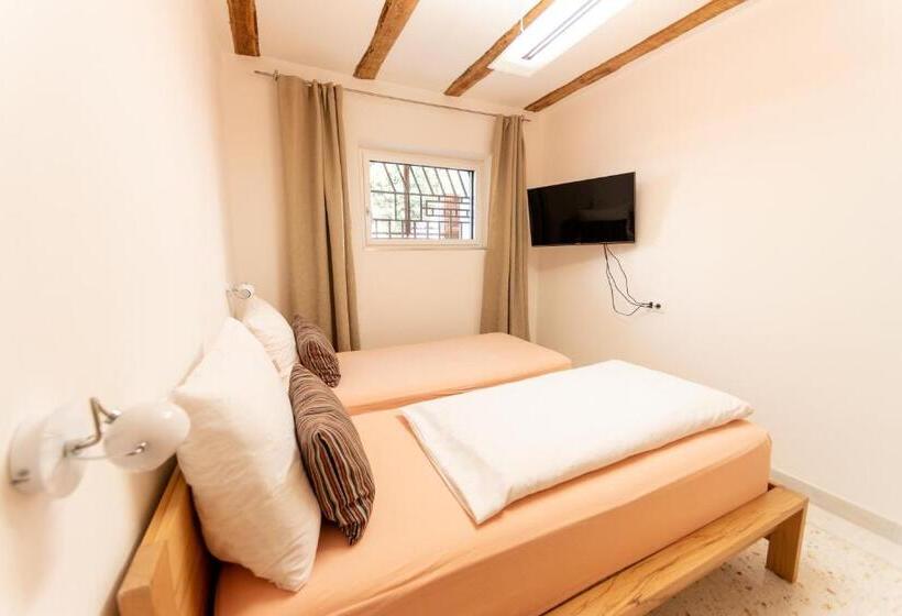 پانسیون Gardar Studio Fox