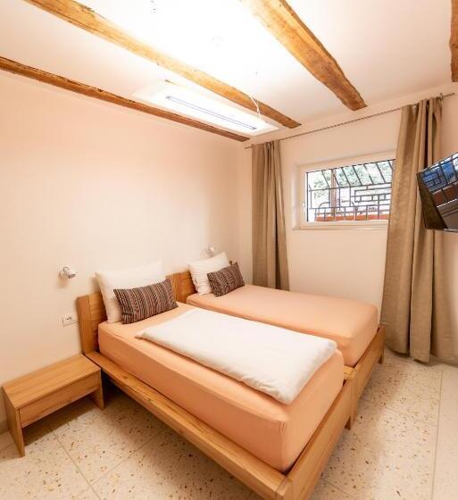 پانسیون Gardar Studio Fox