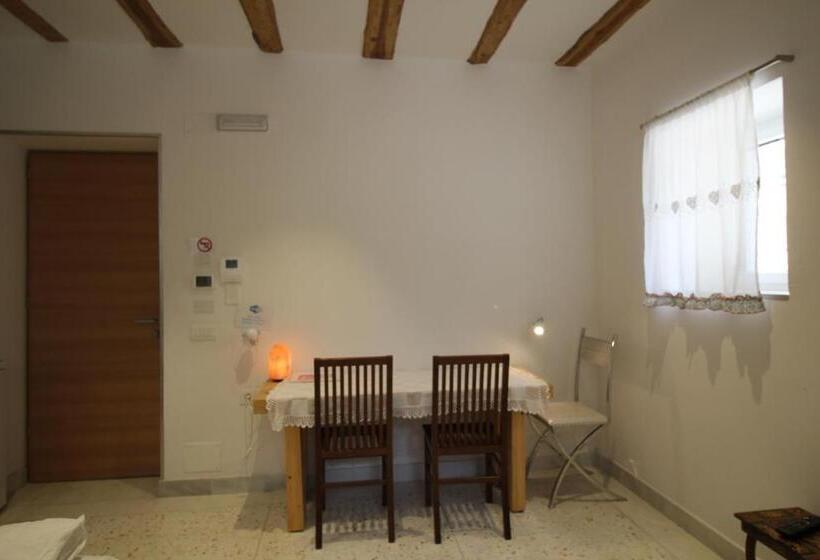 پانسیون Gardar Studio Fox