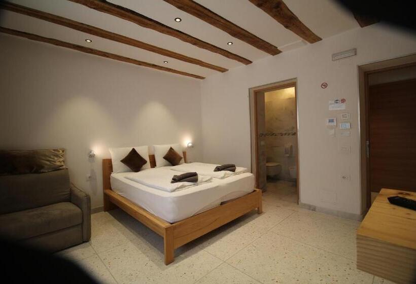 پانسیون Gardar Studio Fox