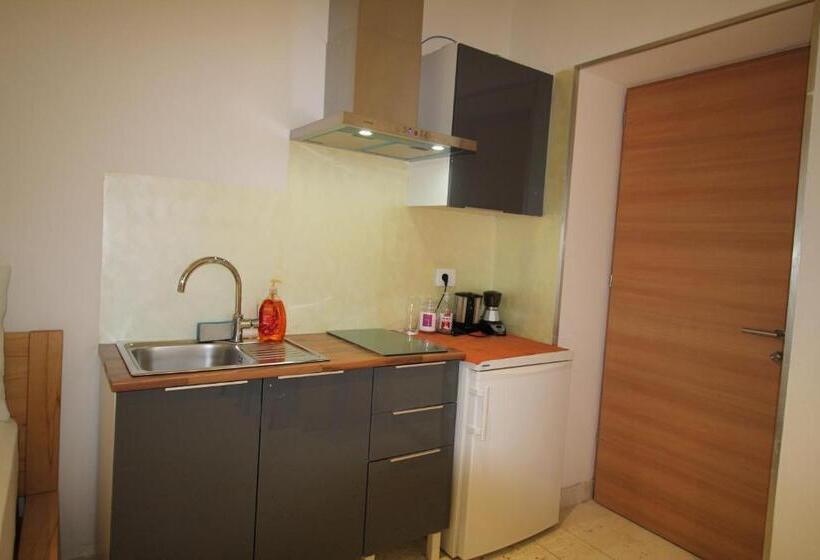 پانسیون Gardar Studio Fox