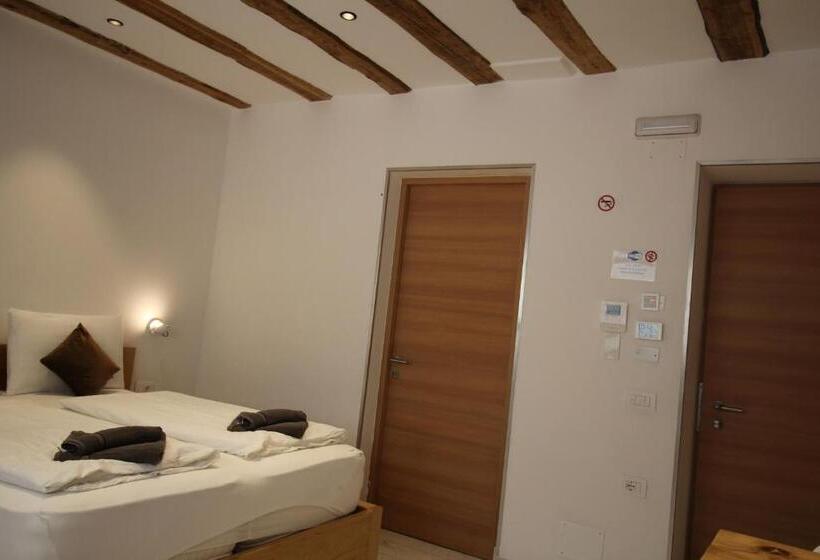 پانسیون Gardar Studio Fox