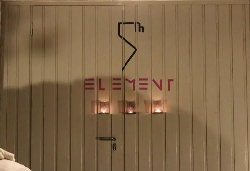 Retkeilymaja 5th Element Beach House Caparica