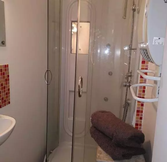 ペンション Mini Studio De 13 M2 Avec Terrasse 15 Mn Centre Nimes