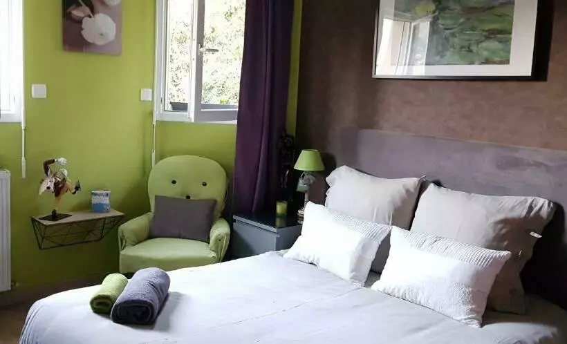 Aamiaismajoitus (B&B) Chambres D Hôtes Les Chênes