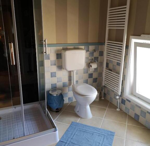 مبيت وإفطار East Wind