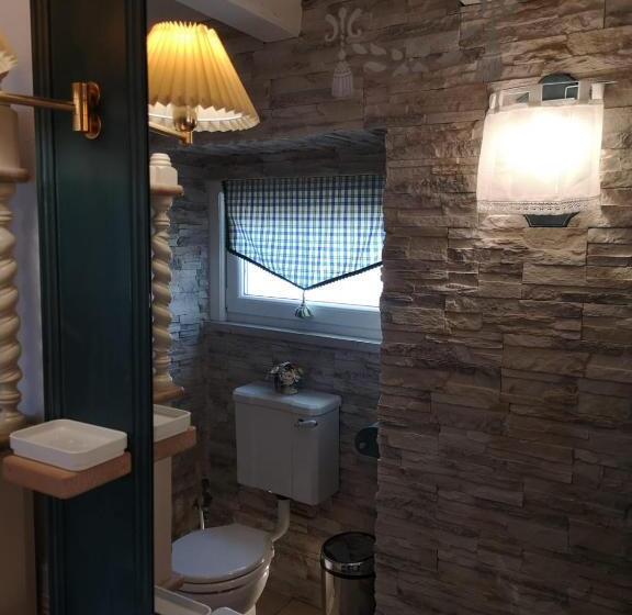 مبيت وإفطار East Wind