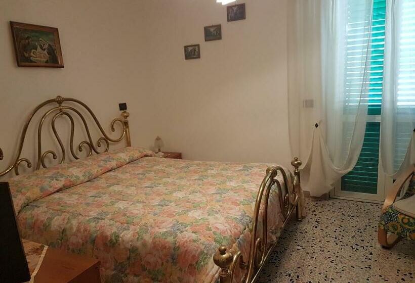 مبيت وإفطار La Casetta Di Via Fara