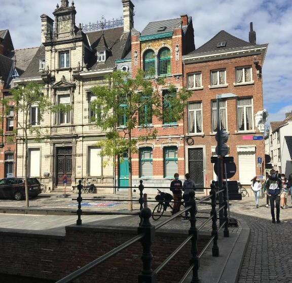 تختخواب و صبحانه Lunatree