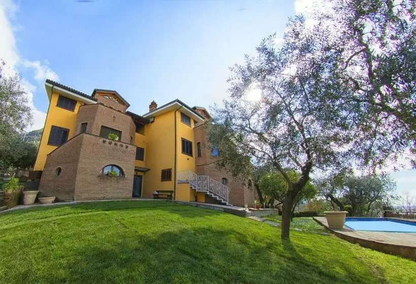 Aamiaismajoitus (B&B) Villa C Luxury Estate