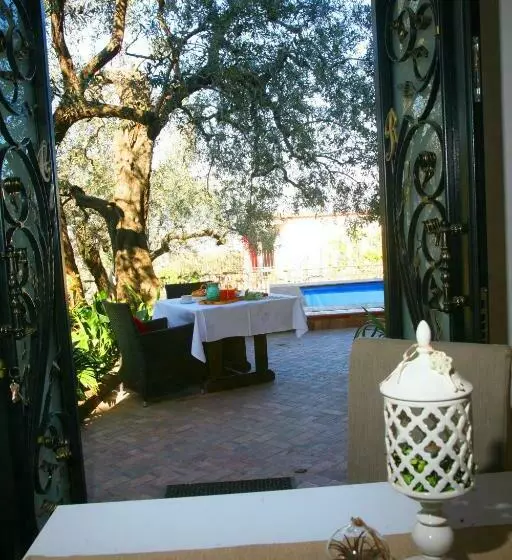 Aamiaismajoitus (B&B) Villa C Luxury Estate