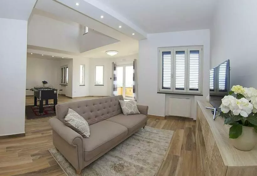 Aamiaismajoitus (B&B) Villa C Luxury Estate