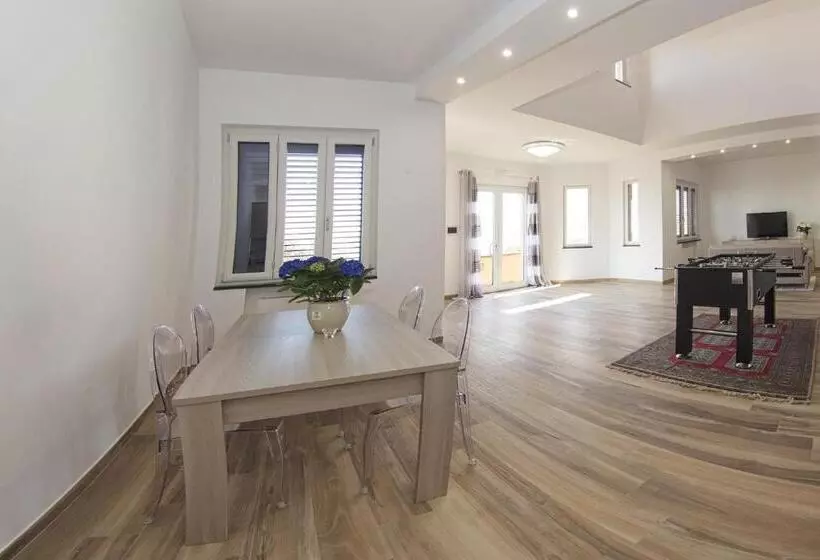 Aamiaismajoitus (B&B) Villa C Luxury Estate